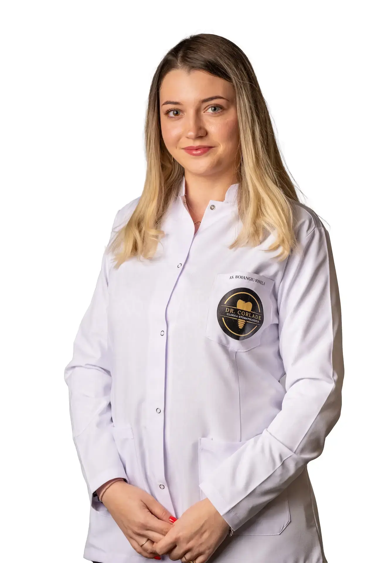 Mâinile medicului stomatolog în timpul unei proceduri la Clinica Dr. Corlade